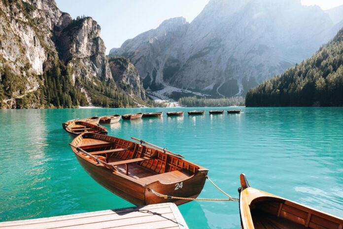 beberapa perahu yang duduk di air