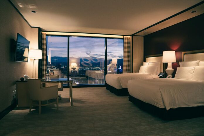 Kamar hotel mewah dengan dua tempat tidur dan pemandangan kota